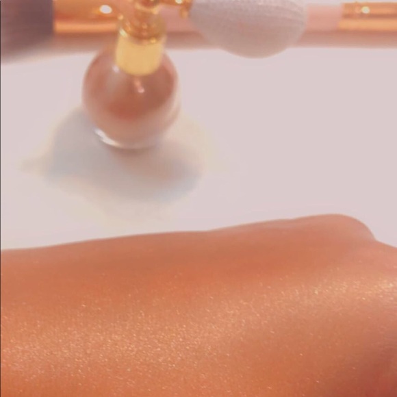 Glowing Loose Powder Body Spray - Picture 3 of 3